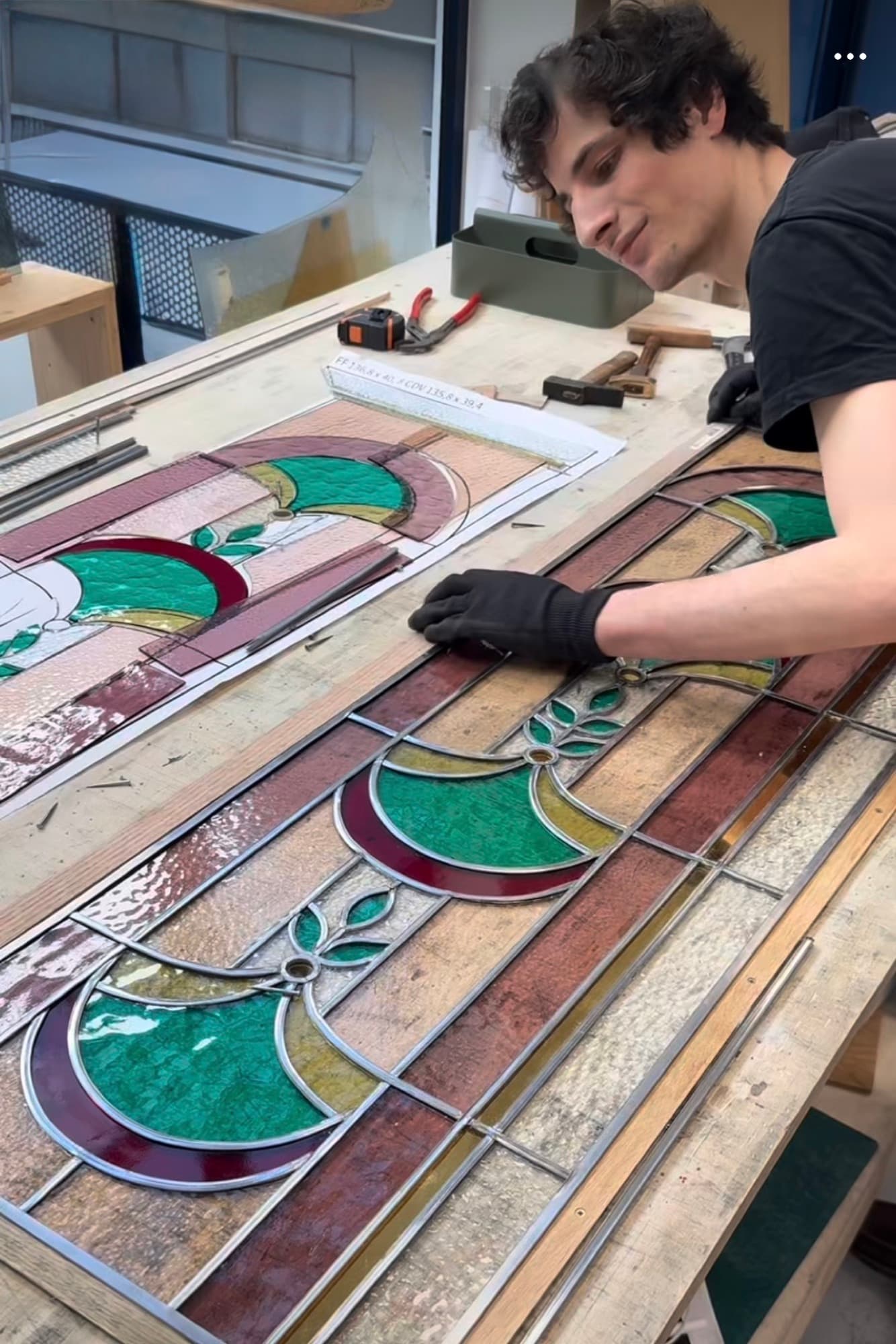 Vitrail Art Déco : géométrie et lignes de lumière